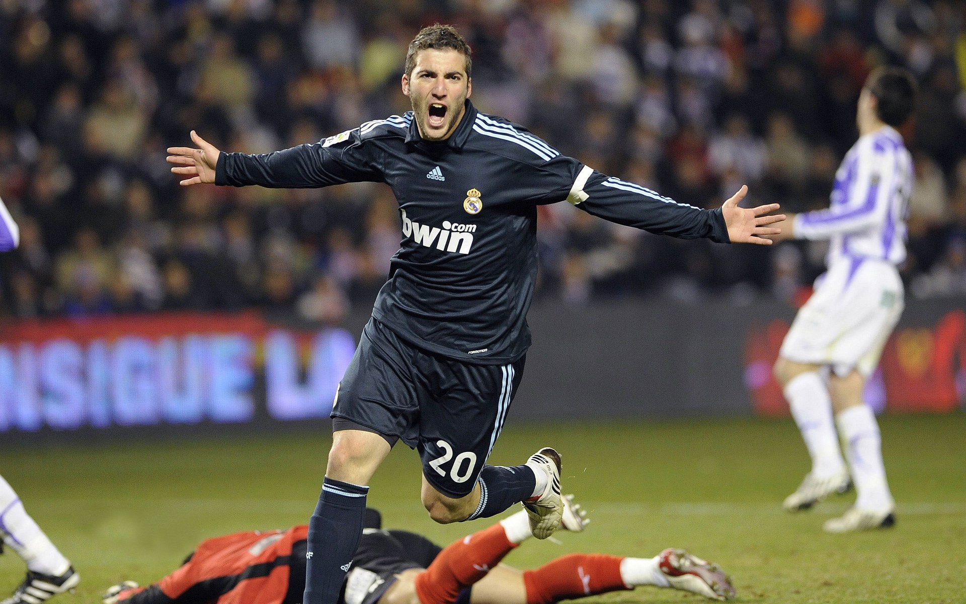 伊朗男足在巴黎奥运会上展现出强大的团队协作能力,伊朗足球运动员